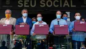 Jordi Farré y los miembros de la moción de censura recogiendo las papeletas / Redes