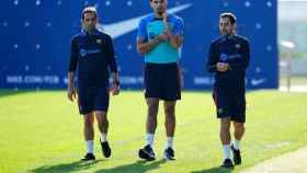 Ronald Araujo junto a dos fisioterapeutas del Barça / EFE
