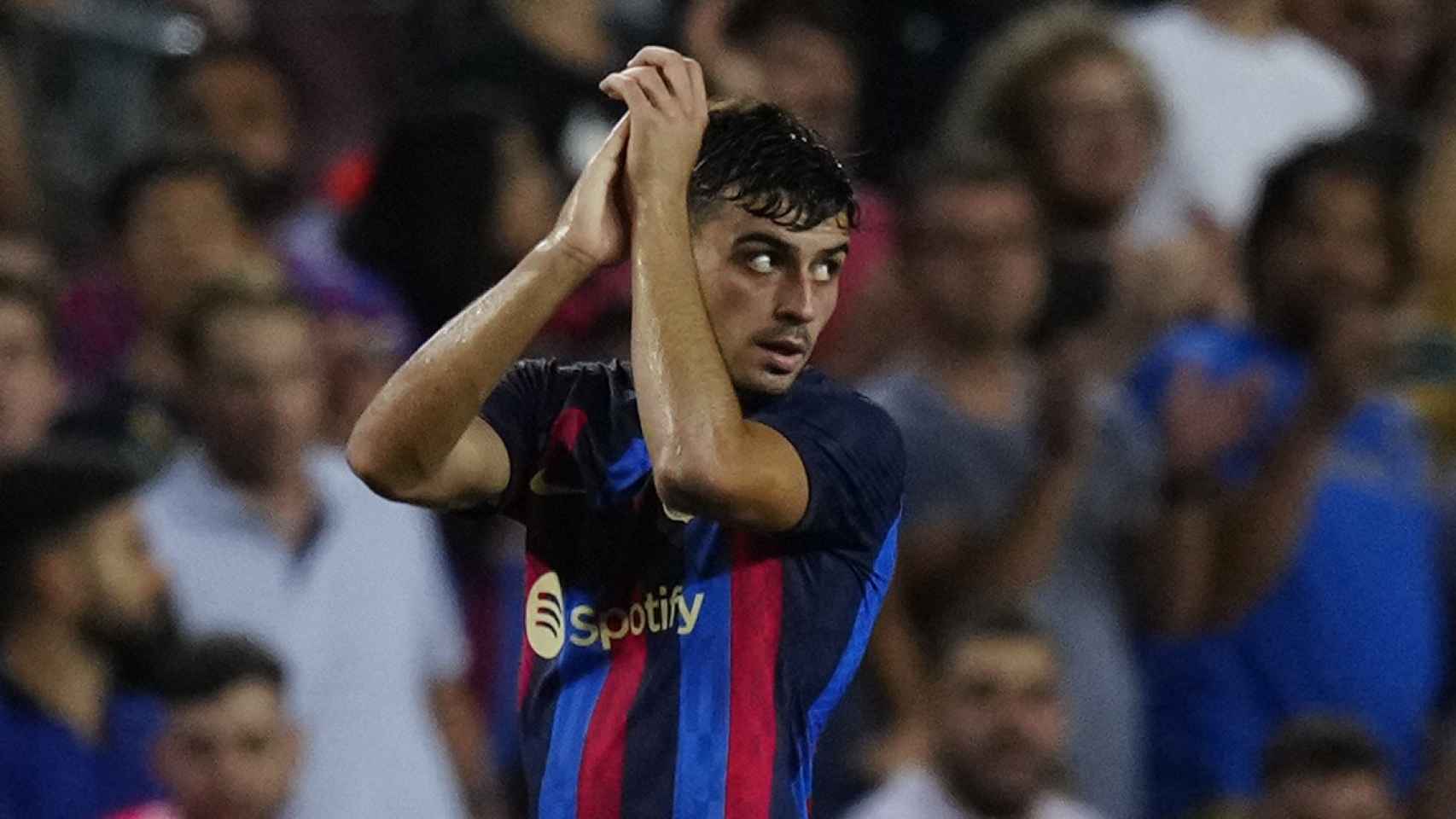 Pedri aplaude a la afición presente en el Camp Nou, tras la goleada contra el Viktoria Plzen / EFE