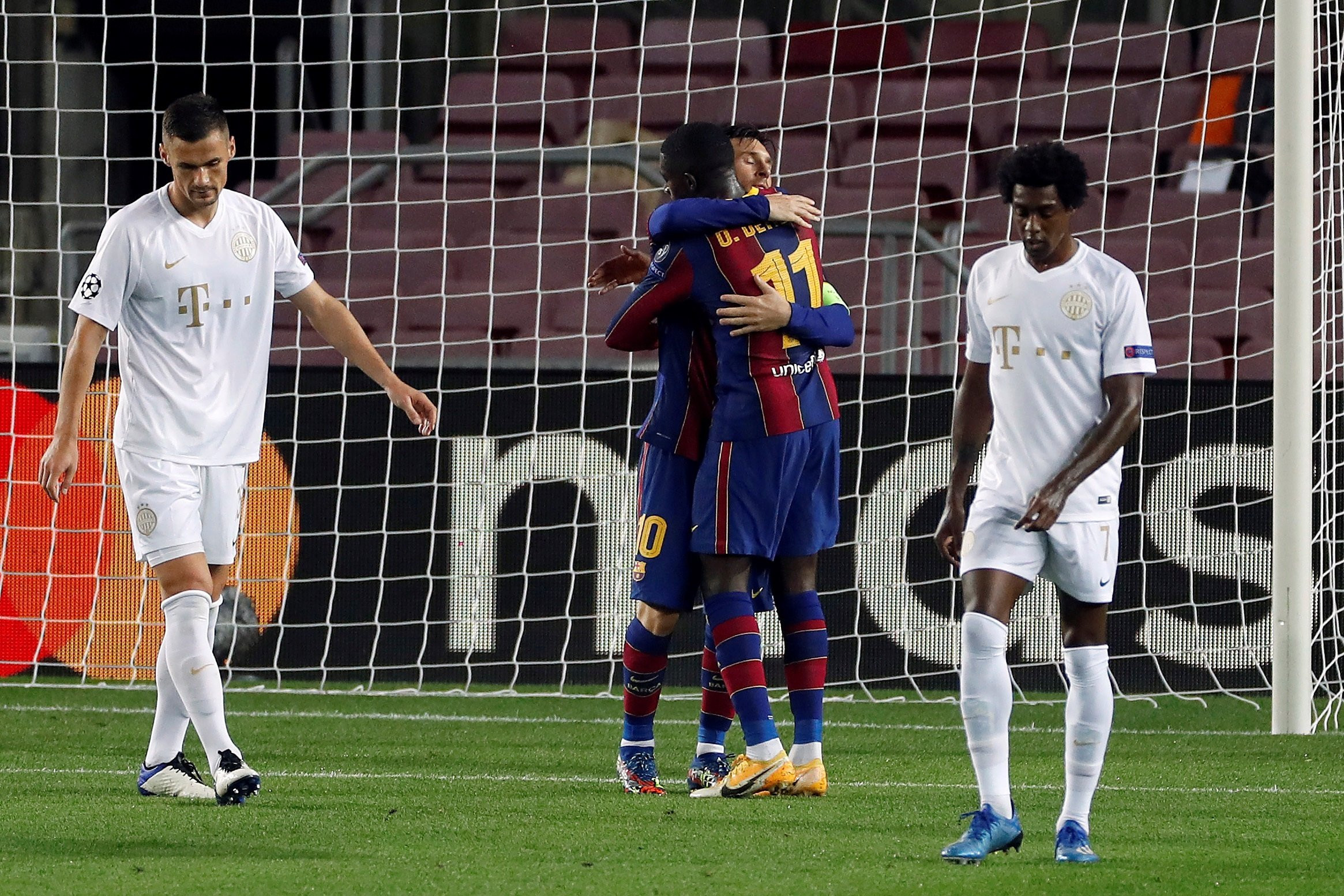 Dembelé, celebrando su gol con Leo Messi | EFE