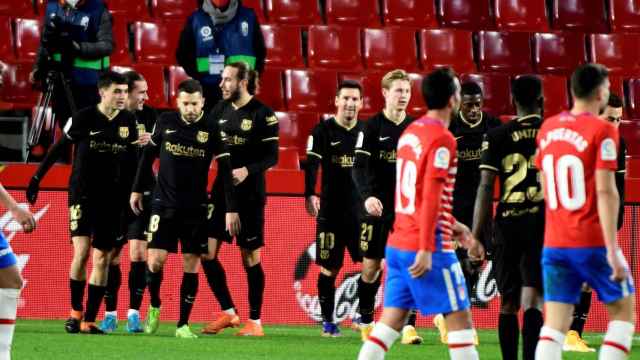 Los jugadores del Barça celebrando el segundo gol de Messi en Granada / EFE