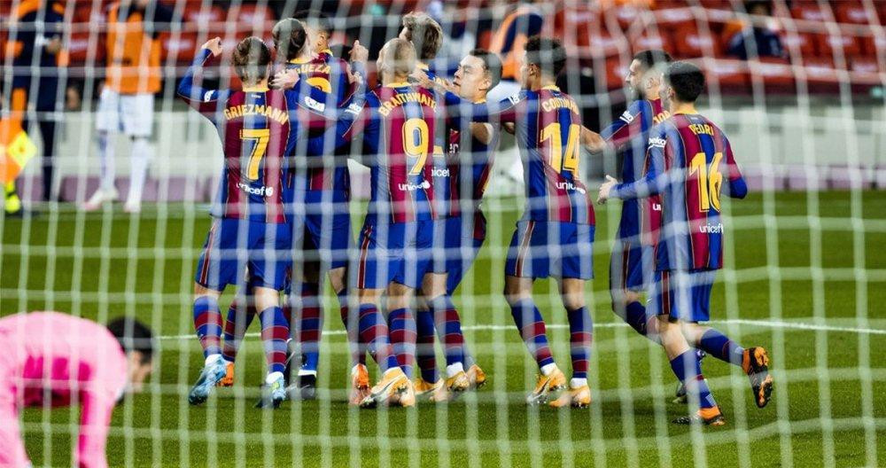 Griezmann, Braithwaite, Coutinho, Messi, Mingueza, Pedri y Jordi Alba celebrando un gol ante el Valencia en el Camp Nou / FC BARCELONA