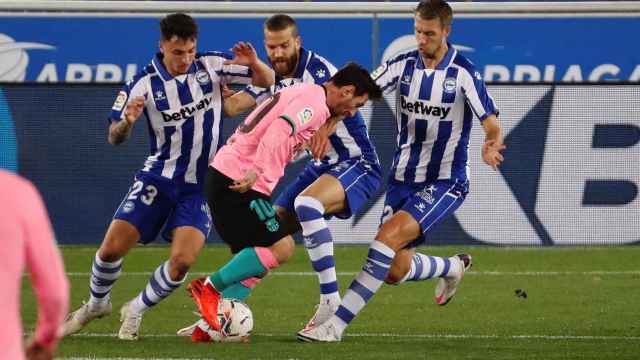 Leo Messi, intentando superar una barrera de jugadores del Alavés | EFE