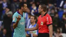 Sergio Busquets comentando la jugada de su penalti a Alberola Rojas / EFE