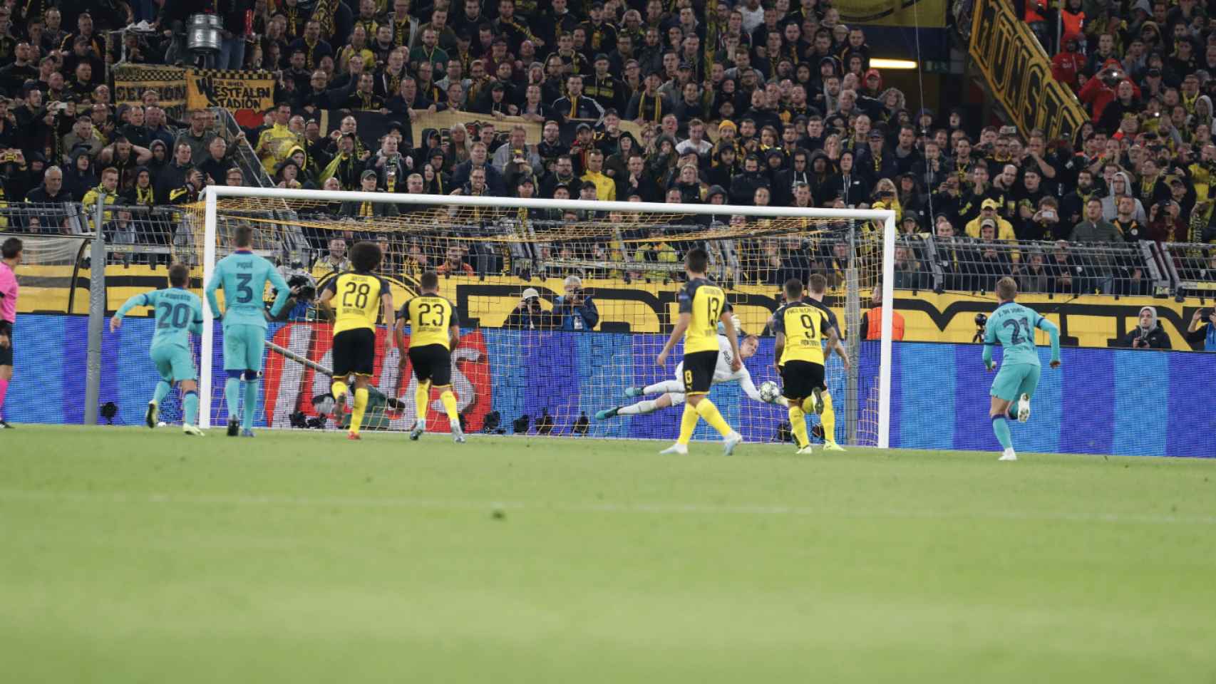 Una foto de Ter Stegen deteniendo el penalti a Reus durante el Borussia Dortmund - Barça / FCB