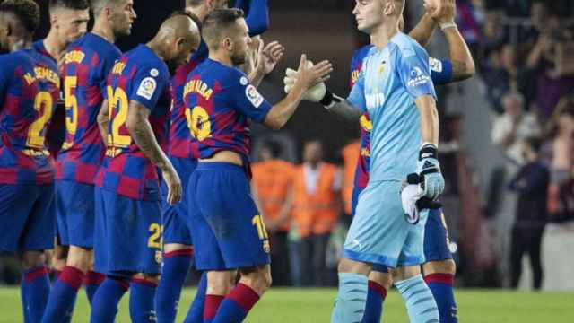 Una foto de Jasper Cillessen saludando a sus excompañeros tras el Barça - Valencia / FCB