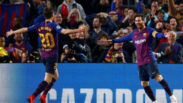 Una foto de Leo Messi y Sergi Roberto celebrando el segundo tanto del argentino ante el Manchester United / EFE