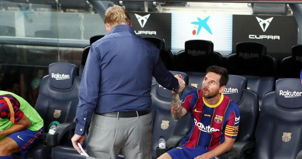 Koeman saluda a Messi durante un partido /FCB