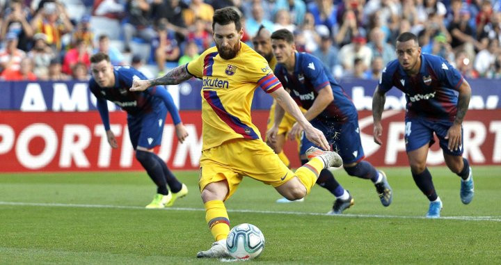 Messi, en el momento de anotar el penalti ante el Levante | EFE