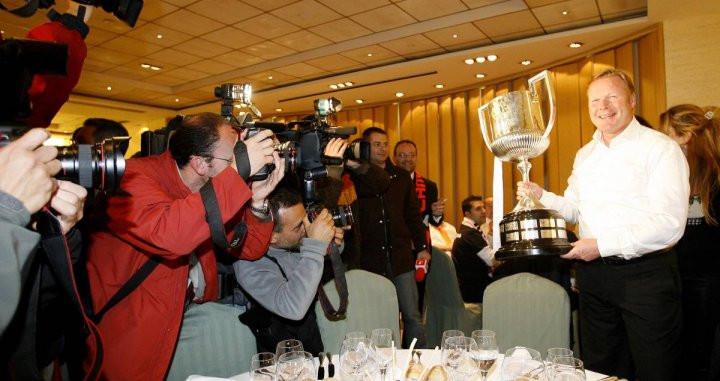 Koeman con la Copa del Rey del 2008 / EFE