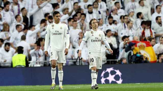 Una foto de Luka Modric y Varane lamentándose de uno de los goles del Madrid-Ajax / EFE