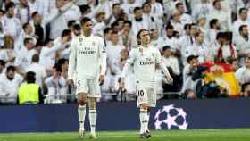 Una foto de Luka Modric y Varane lamentándose de uno de los goles del Madrid-Ajax / EFE