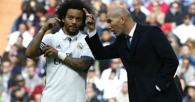 Marcelo, junto a Zidane en un partido del Real Madrid / EFE