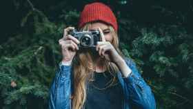 Mujer haciendo una fotografía con su cámara / PIXABAY