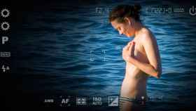 Imagen de una chica bañándose en top less a través de un visor / FOTOMONTAJE DE CG