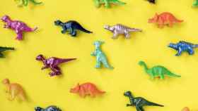 Una colección de dinosaurios en miniatura / C.G.