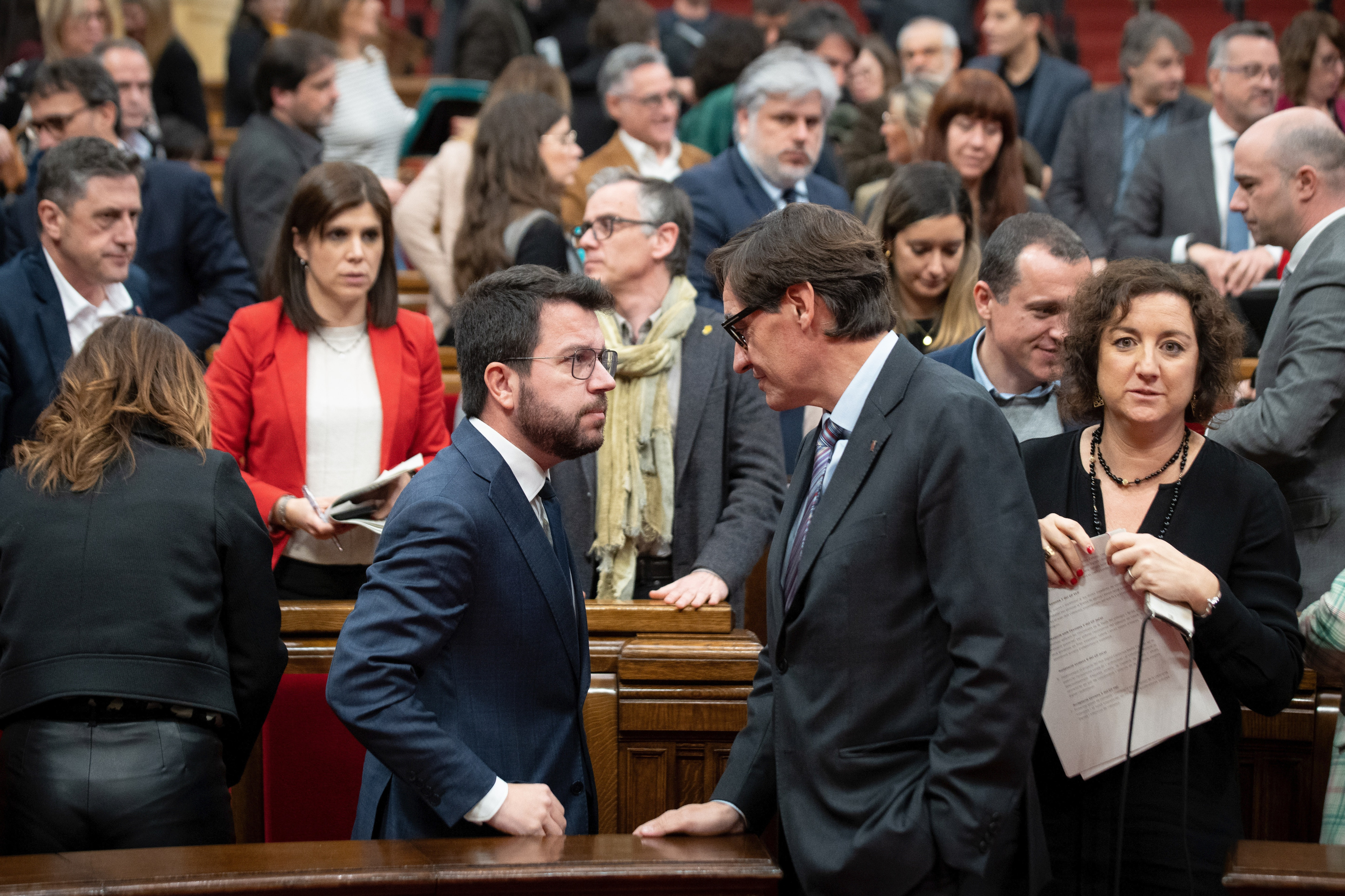 Salvador Illa (d) y Pere Aragonès (i), en el Parlament