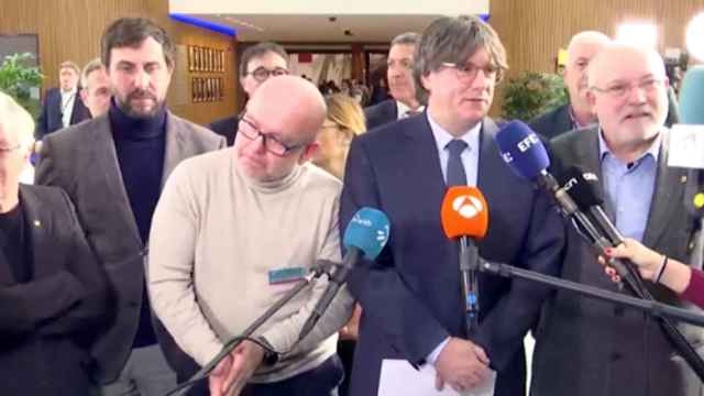 De izquierda a derecha, los exconsejeros Clara Ponsatí y Lluís Puig, el abogado Gonzalo Boye, el expresidente catalán Carles Puigdemont y el exconsejero Lluís Puig
