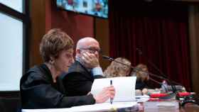 Los abogados de la presidenta de Junts, Isabel Elbal (1i) y Gonzalo Boye (2i), durante un juicio en el que Borràs / DAVID ZORRAKINO - EUROPA PRESS
