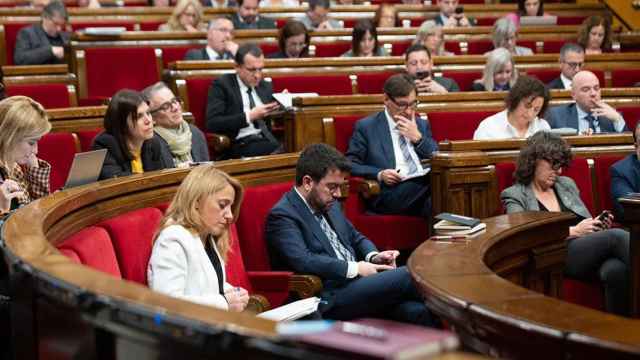 La consellera de Economía y Hacienda, Natàlia Mas (1i), y el presidente de la Generalitat, Pere Aragonès (2i), durante el pleno de debate a la totalidad de los Presupuestos catalanes 2023 / EUROPA PRESS
