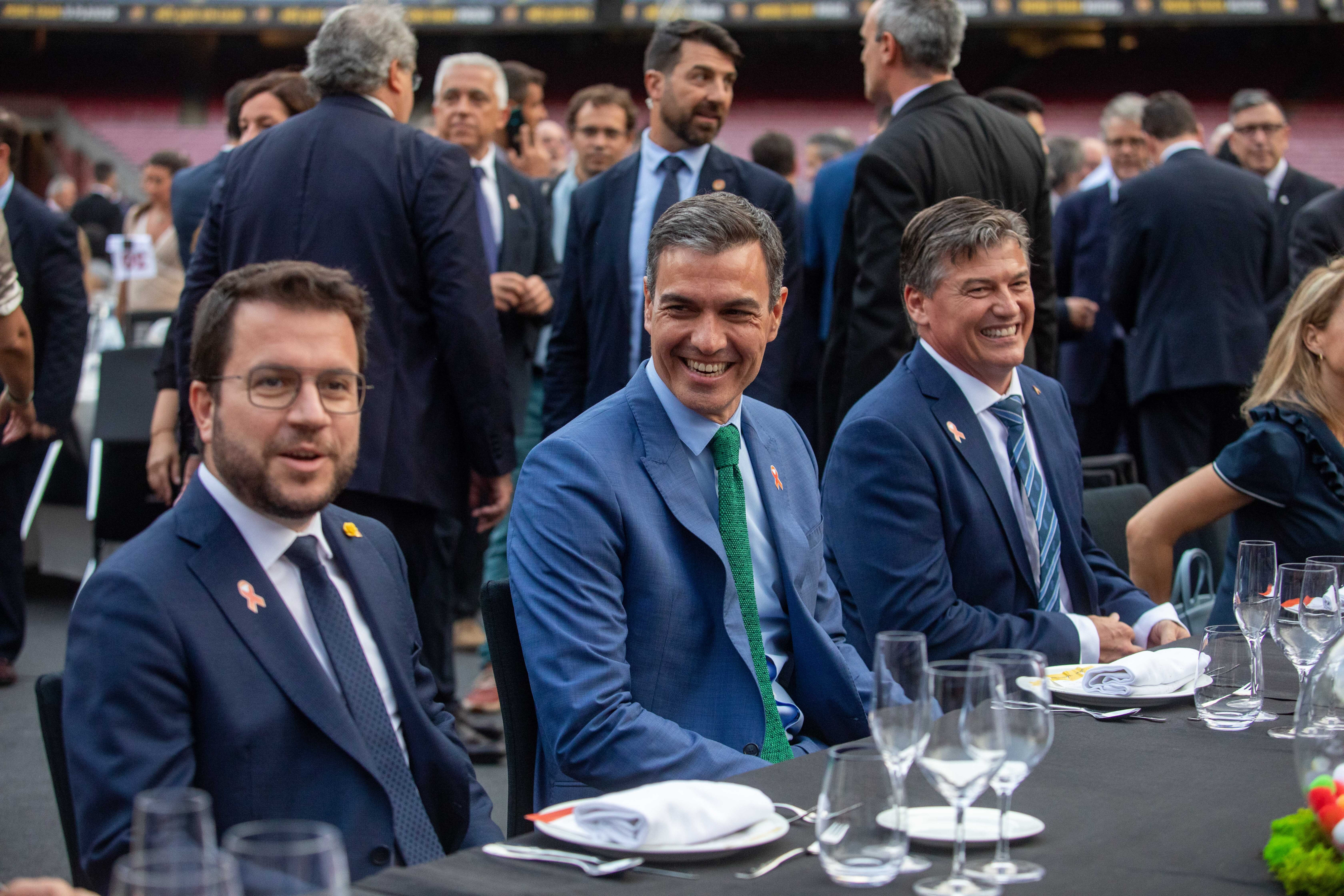 El presidente de la Generalitat, Pere Aragonès, junto al del Gobierno español, Pedro Sánchez, en la 35ª Cena Anual de Pimec el pasado 27 de junio de 2022 / EUROPA PRESS