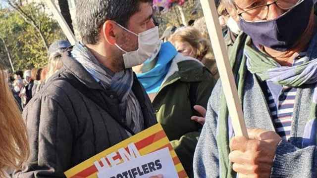 Joan Canadell acude a la manifestación en favor de la inmersión con una pancarta en la que se tilda de 'botiflers' a ERC