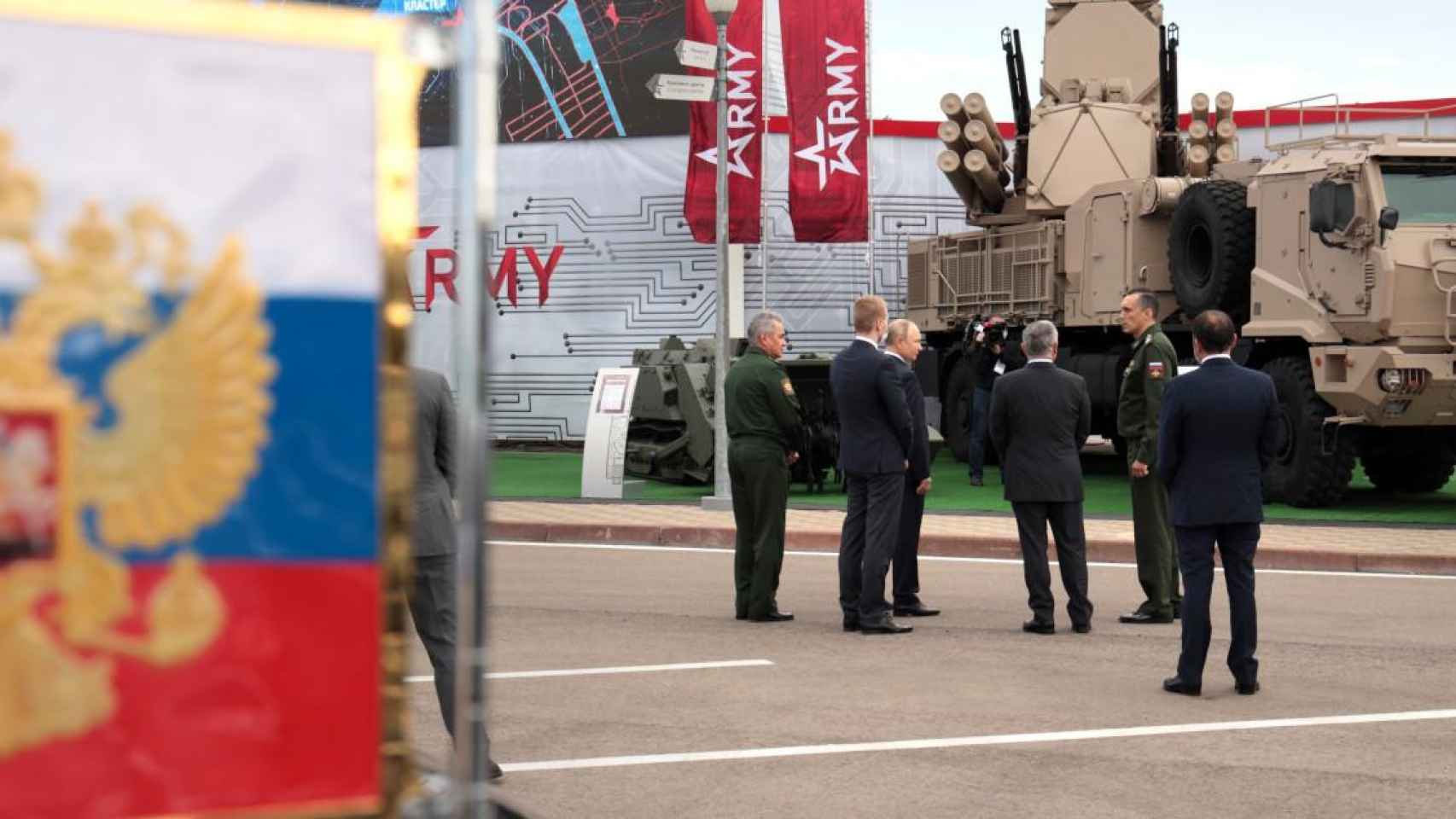 El presidente ruso, Vladimir Putin, inspecciona material del Ejército / KREMLIN