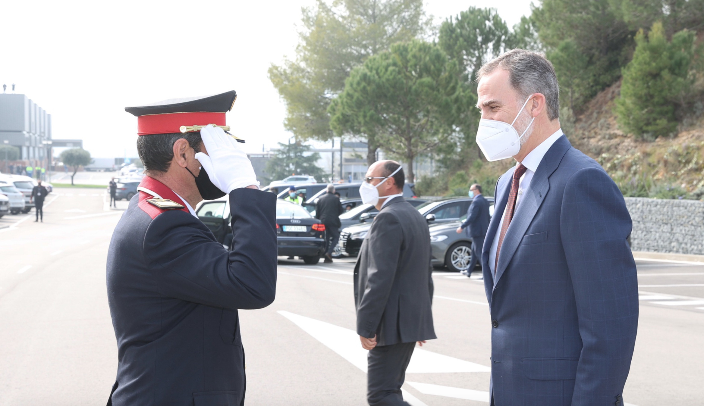 El major de los Mossos d'Esquadra, Josep Lluís Trapero, saluda a Felipe VI a su llegada a Martorell / CASA REAL