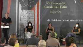 Marta Madrenas (JxCat), Alba Vergès (ERC) y Mreia Vehí (CUP), de izquierda a derecha, airearon la desunión independentista en la Universitat Catalana d'Estiu