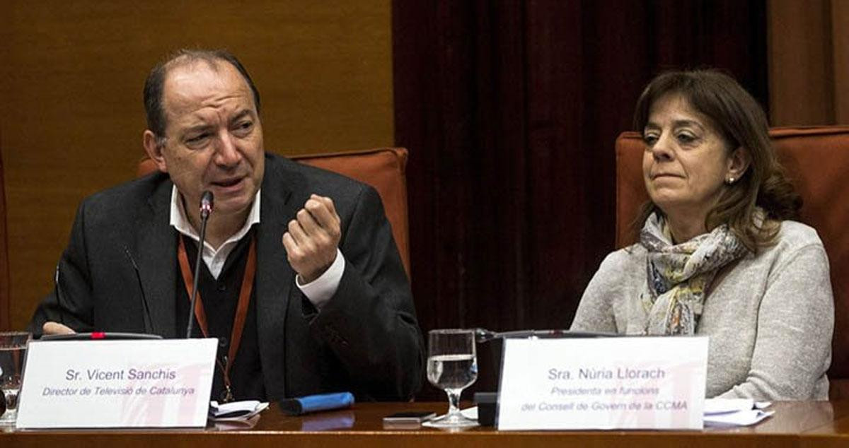 El director de TV3, Vicent Sanchis, y la presidenta en funciones de la Corporación Catalana de Medios Audiovisuales, Núria Llorach, en una comparecencia en el Parlament / EFE