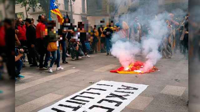 Imagen de la quema de la bandera nacional en el acto de la ANC en Figueres (Girona) / TWITTER