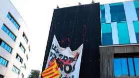 Operarios municipales descuelgan la pancarta por los presos independentistas de Sant Cugat del Vallès (Barcelona) / CG