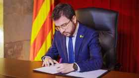 El vicepresidente de la Generalitat, Pere Aragonès, firmando el decreto de convocatoria de elecciones en Cataluña para el 14 de febrero / GENERALITAT