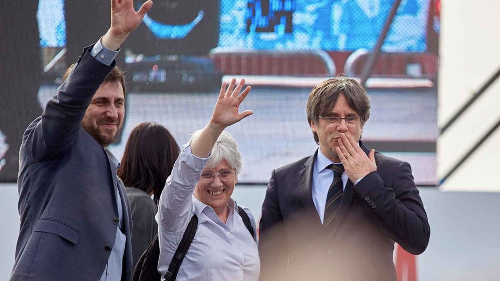 Toni Comín, Clara Ponsatí y Carles Puigdemont, en el mitin independentista de Perpiñán del pasado 29 de febrero / EFE