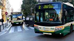 Dos de los autobuses de TUS, la empresa que realiza el transporte público de Sabadell / TUS