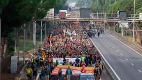 Marcha que corta el acceso a Barcelona por Castelldefels, una de las afectaciones de la hulega independentista de este viernes / EFE