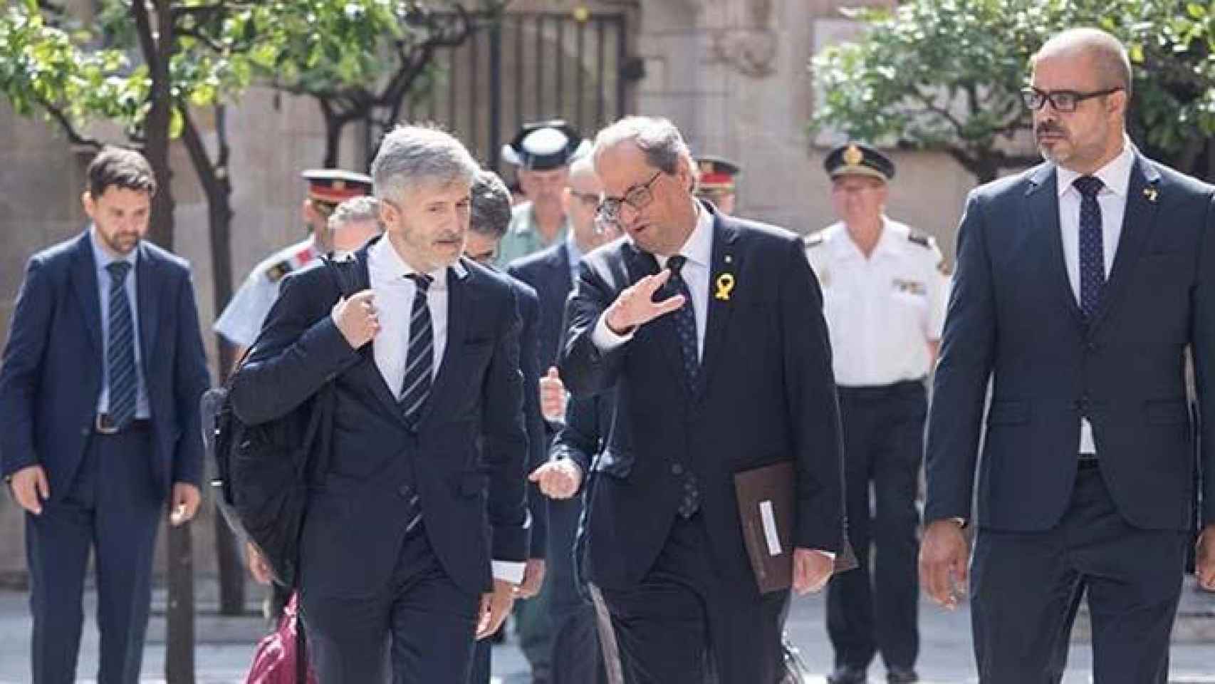 El ministro del Interior, Fernando Grande Marlaska (i), el presidente Quim Torra y el consejero de Interior Miquel Buch. Imagen de un artículo sobre la Policía / EFE