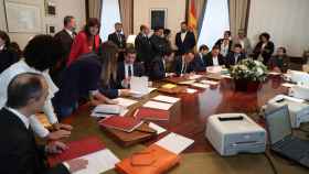 Los políticos encarcelados electos Jordi Turull, Jordi Sànchez, Josep Rull y Oriol Junqueras firman el acta de diputado / JXCAT