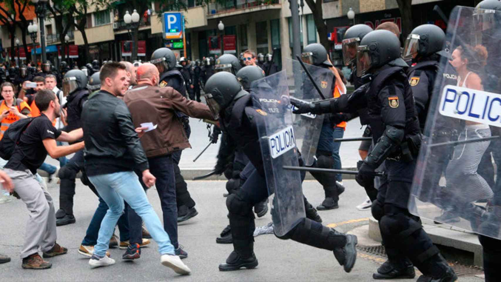 Intervención policial durante el referéndum ilegal del 1-O en Cataluña / EFE