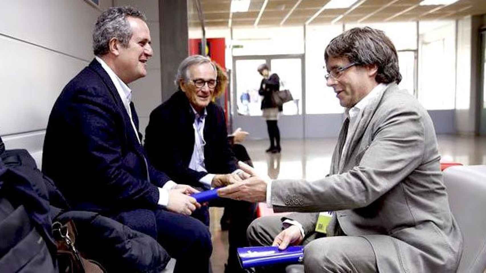 Carles Puigdemont (d), conversa con el exalcalde de Barcelona, Xavier Trias (2i), y el exconsejero de Interior Joaquin Forn (i), en una imagen de archivo / EFE