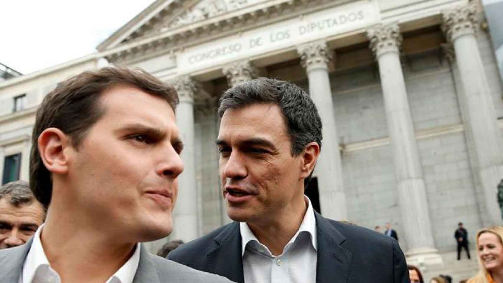 Albert Rivera (Ciudadanos) y Pedro Sánchez (PSOE) ante el Congreso de los Diputados / EFE