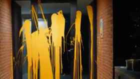 La casa del juez Pablo Llarena manchada con pintura amarilla lanzada por Arran / TWITTER