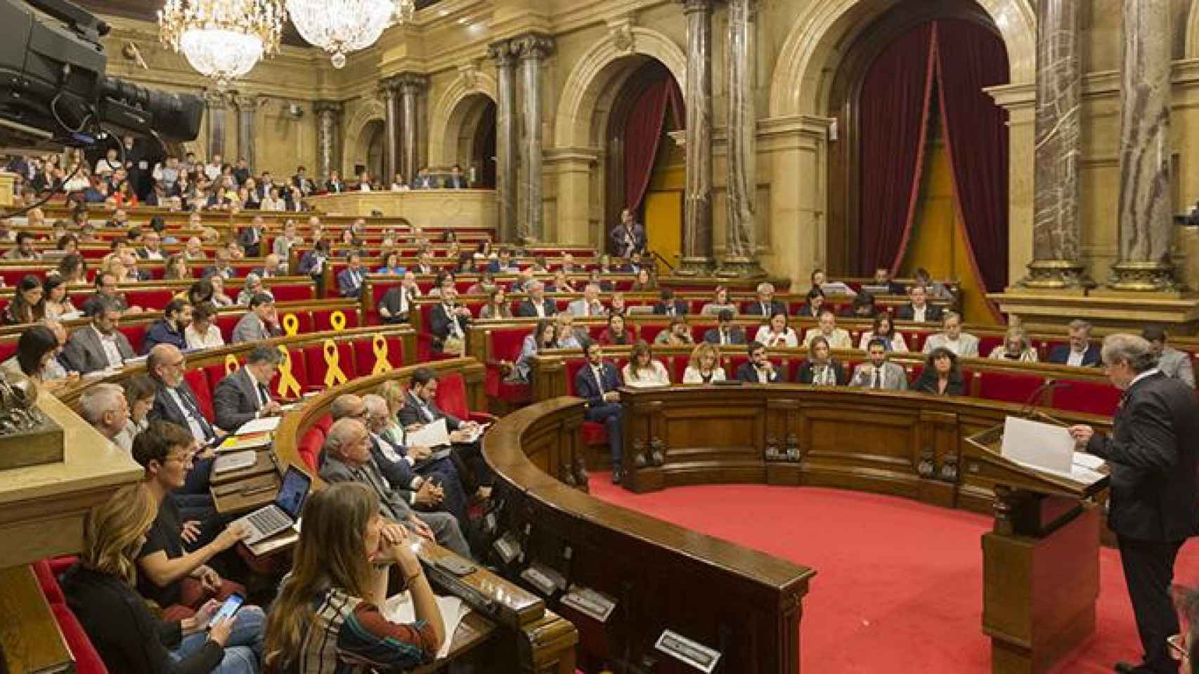 El presidente de la Generalitat Quim Torra durante su discurso en el Parlament / JOB VERMEULEN