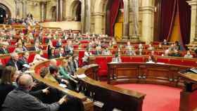 Diputados catalanes, en una votación en el pleno del Parlamento / PARLAMENT