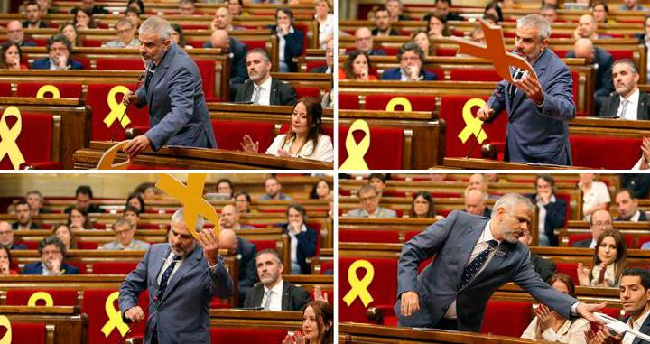 Combo de fotografías del portavoz del grupo parlamentario de Ciudadanos, Carlos Carrizosa, retiró un lazo amarillo colocado en el banco del Govern, durante el pleno del Parlament convocado / EFE