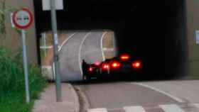 Imagen de Puigdemont cambiando de coche en un túnel para despistar al helicóptero policial / TWITTER