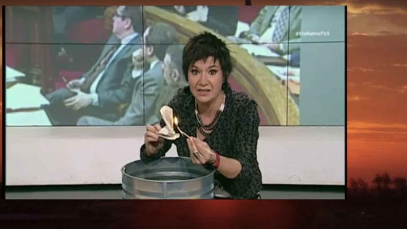 Empar Moliner, quemando el ejemplar de Constitución Española en TV3.