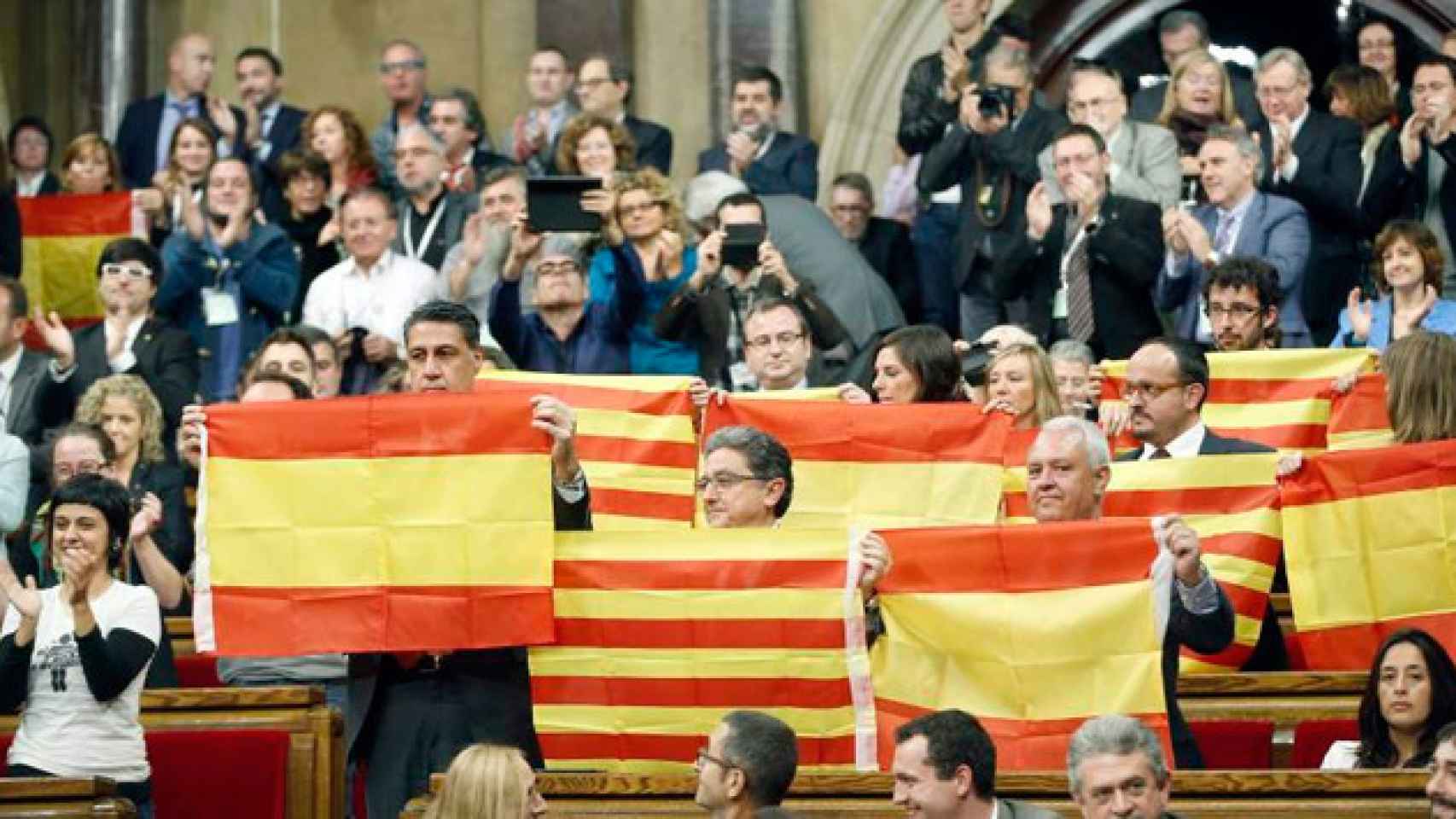 El grupo del PP en el Parlament de Cataluña muestra banderas catalanas y españolas tras una votación / EFE