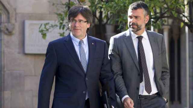 El presidente de la Generalitat, Carles Puigdemont, y el nuevo consejero de Empresa, Santi Vila / EFE