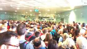 Imagen del control de pasaportes de El Prat el domingo / @NatTenaLady